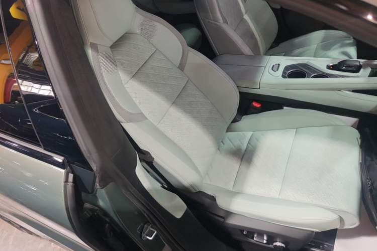 Used Zeekr 001 2024 YOU Edition 100 kWh All-Wheel Drive Right Front Seat