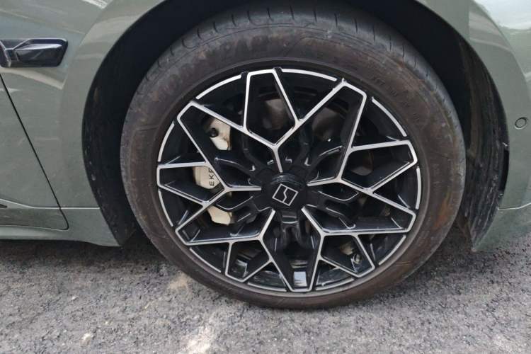 Used Zeekr 001 2024 WE Edition 95 kWh All-Wheel Drive Right Front Wheel Hub