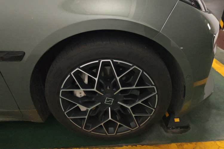 Used Zeekr 001 2024 WE Edition 95 kWh All-Wheel Drive Right Front Wheel Hub