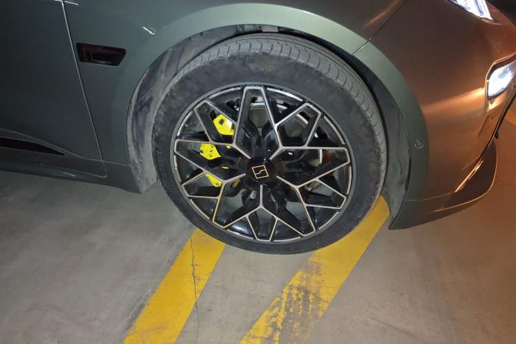 Used Zeekr 001 2024 WE Edition 95 kWh All-Wheel Drive Right Front Wheel Hub