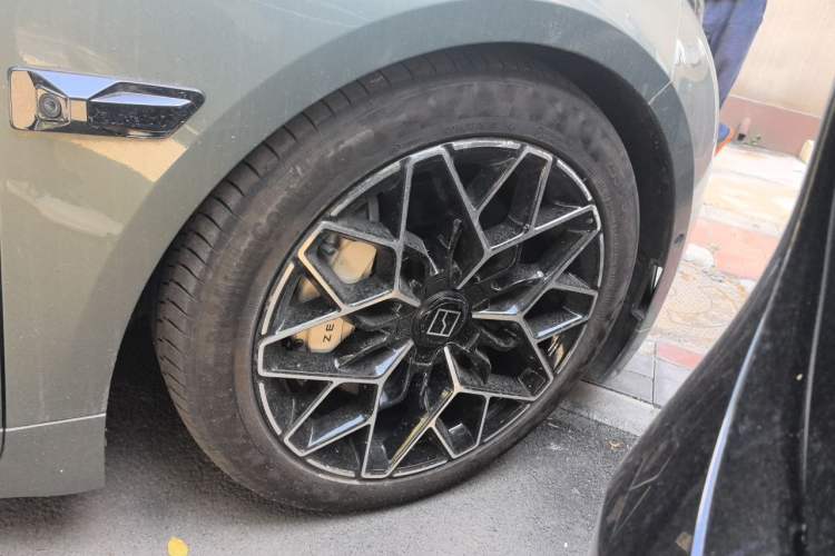 Used Zeekr 001 2024 ME Edition 100 kWh All-Wheel Drive Right Front Wheel Hub