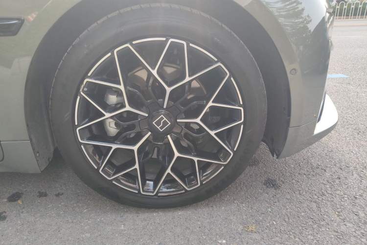 Used Zeekr 001 2024 WE Edition 95 kWh All-Wheel Drive Right Front Wheel Hub