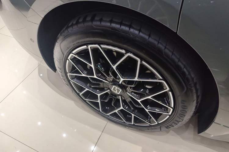 Used Zeekr 001 2024 WE Edition 100 kWh Rear-Drive Right Rear Wheel Hub