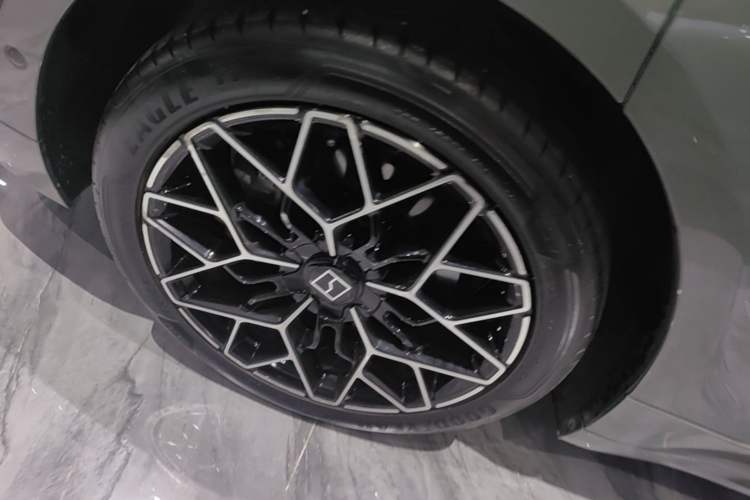 Used Zeekr 001 2024 WE Edition 100 kWh Rear-Drive Right Rear Wheel Hub