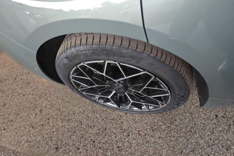 Used Zeekr 001 2024 WE Edition 95 kWh All-Wheel Drive Right Rear Wheel Hub