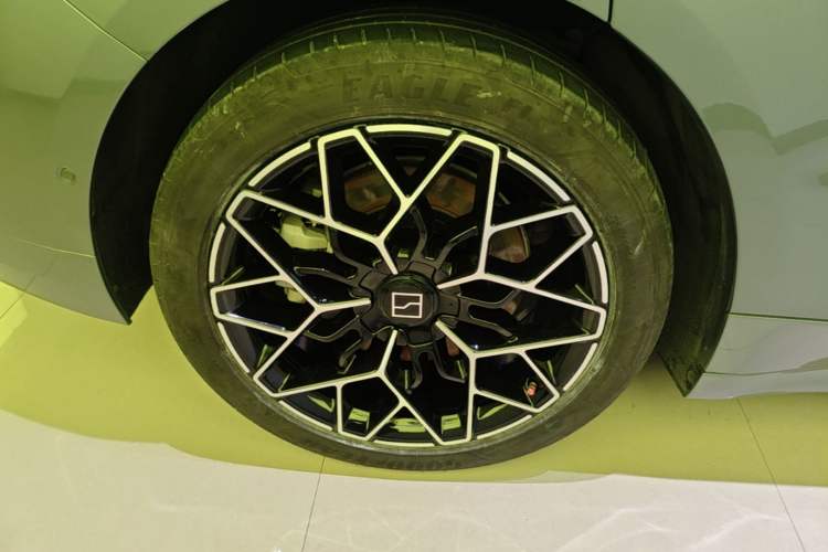 Used Zeekr 001 2024 WE Edition 100 kWh Rear-Drive Right Rear Wheel Hub