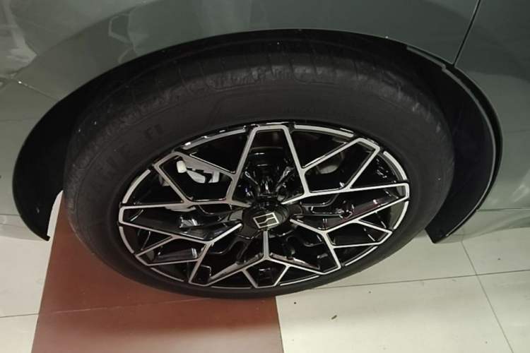 Used Zeekr 001 2024 WE Edition 95 kWh All-Wheel Drive Right Rear Wheel Hub