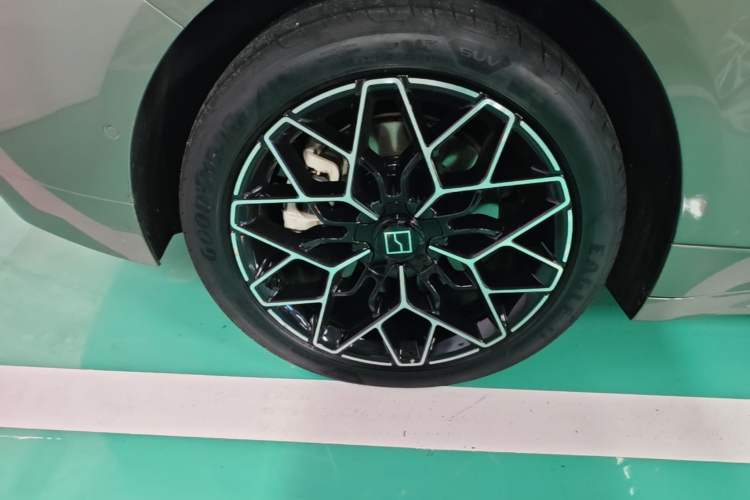 Used Zeekr 001 2024 WE Edition 100 kWh Rear-Drive Right Rear Wheel Hub