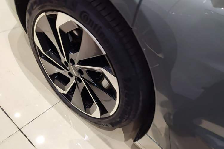 Used Zeekr 001 2024 WE Edition 95 kWh All-Wheel Drive Right Rear Wheel Hub