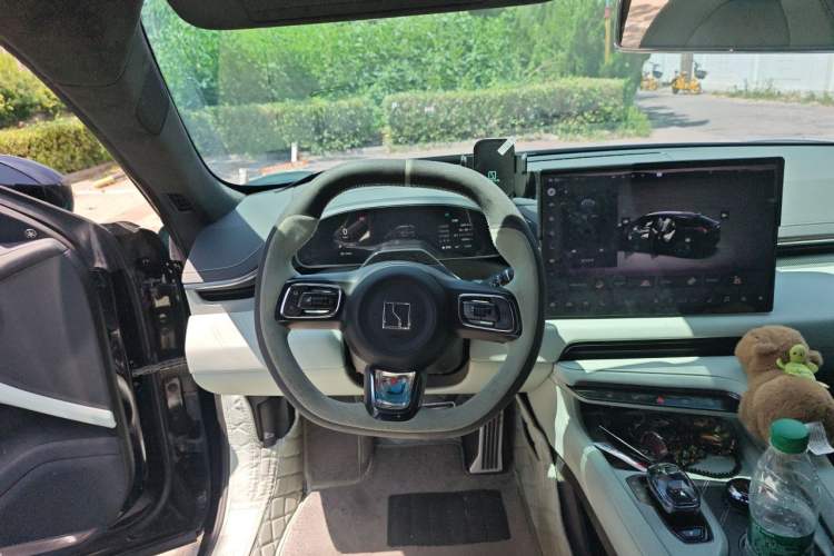 Used Zeekr 001 2024 WE Edition 100 kWh Rear-Drive Steering Wheel