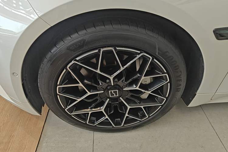 Used Zeekr 001 2024 WE Edition 95 kWh All-Wheel Drive Left Front Wheel Hub