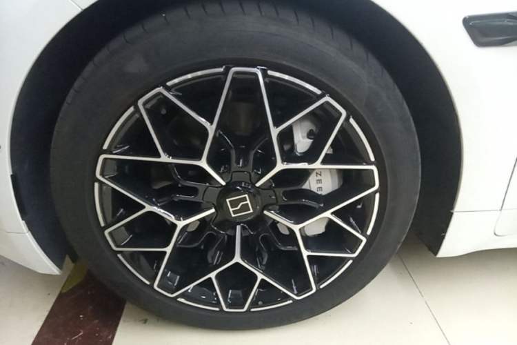 Used Zeekr 001 2024 WE Edition 95 kWh All-Wheel Drive Left Front Wheel Hub