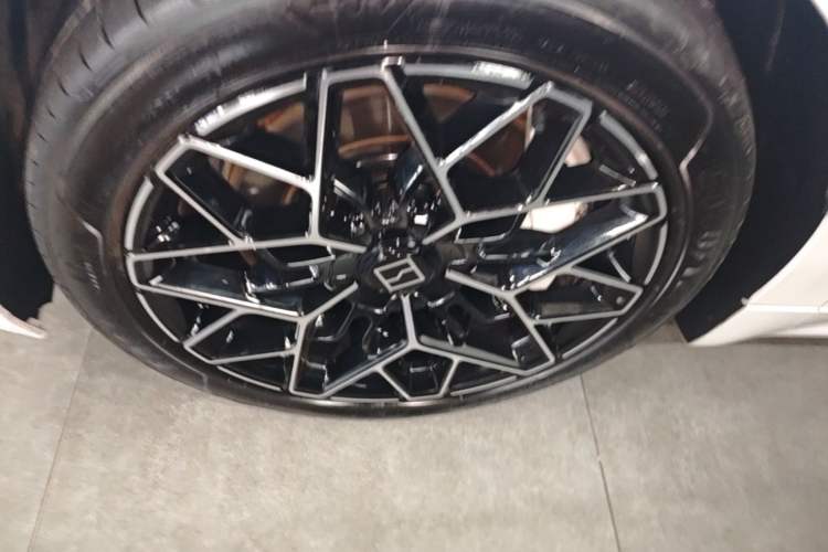 Used Zeekr 001 2024 WE Edition 95 kWh All-Wheel Drive Left Front Wheel Hub