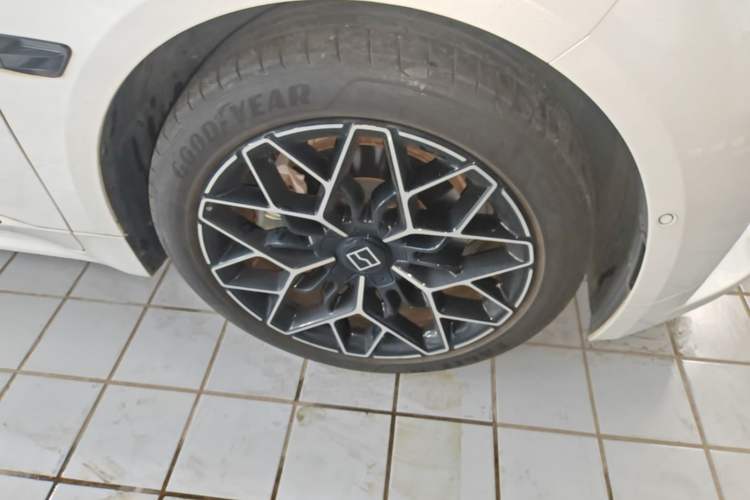 Used Zeekr 001 2024 WE Edition 100 kWh Rear-Drive Right Front Wheel Hub