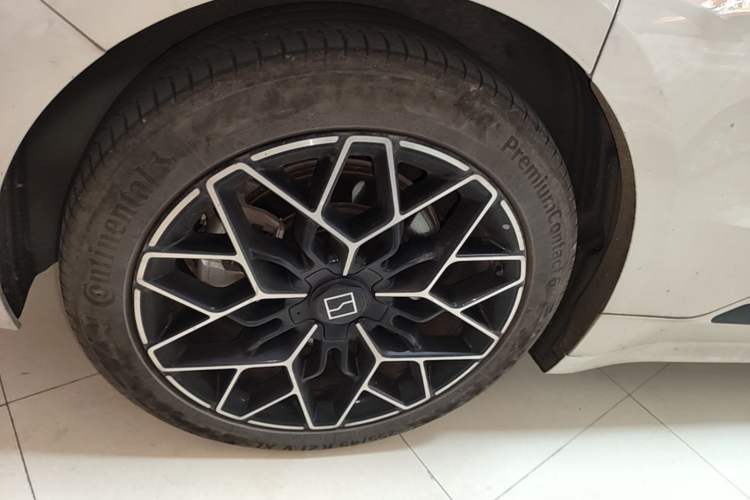 Used Zeekr 001 2024 WE Edition 95 kWh All-Wheel Drive Right Rear Wheel Hub