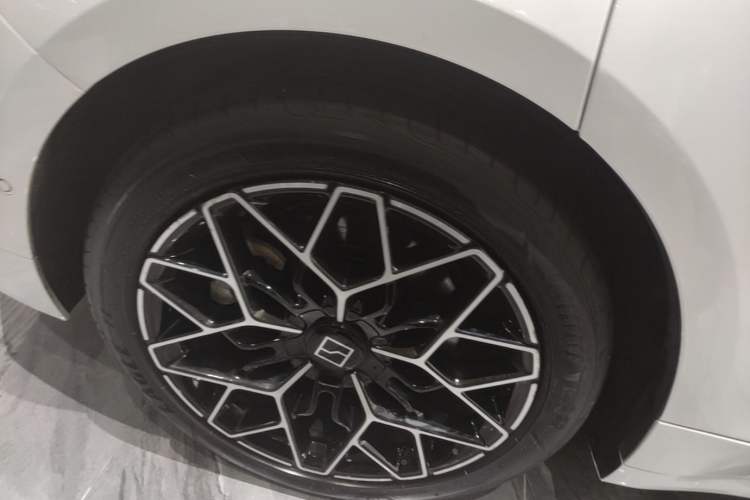 Used Zeekr 001 2024 WE Edition 95 kWh All-Wheel Drive Right Rear Wheel Hub