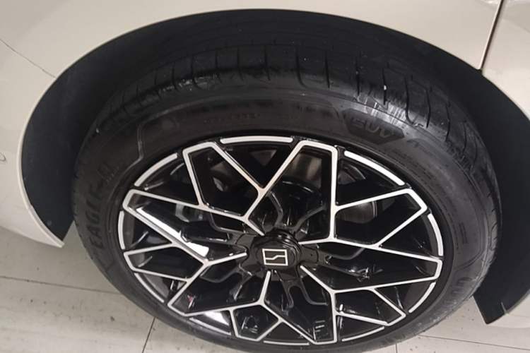 Used Zeekr 001 2024 WE Edition 100 kWh Rear-Drive Right Rear Wheel Hub