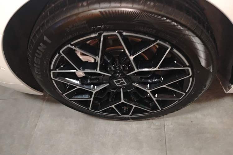 Used Zeekr 001 2024 WE Edition 95 kWh All-Wheel Drive Right Rear Wheel Hub