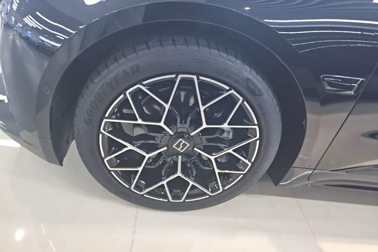 Used Zeekr 001 2025 WE Edition 95 kWh All-Wheel Drive Left Front Wheel Hub