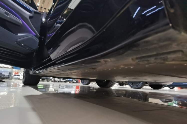Used Zeekr 001 2025 WE Edition 95 kWh All-Wheel Drive Left Side Sill