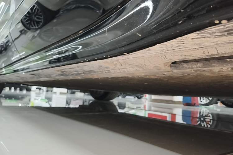 Used Zeekr 001 2025 YOU Edition 100 kWh All-Wheel Drive Left Side Sill