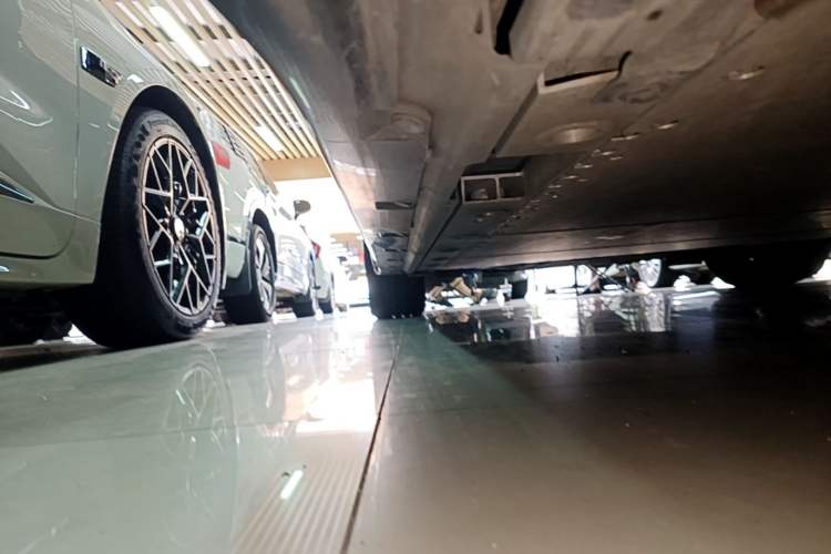 Used Zeekr 001 2025 WE Edition 95 kWh All-Wheel Drive Left Side Sill