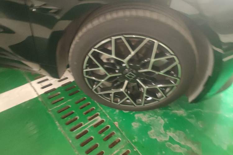 Used Zeekr 001 2025 WE Edition 95 kWh All-Wheel Drive Right Front Wheel Hub