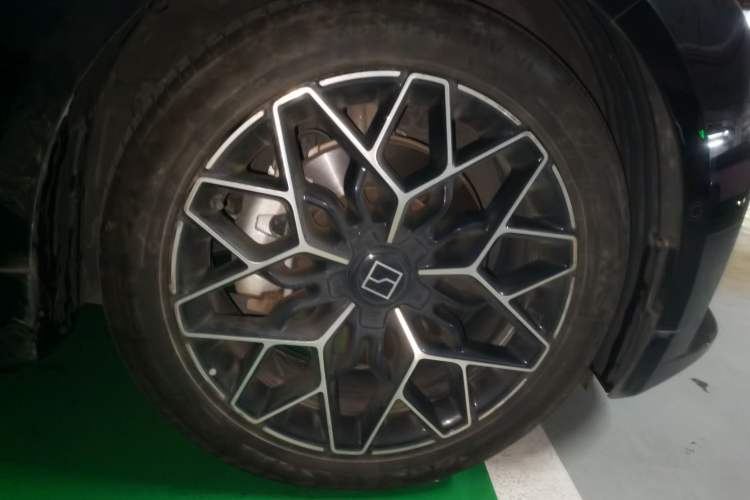 Used Zeekr 001 2025 WE Edition 95 kWh All-Wheel Drive Right Front Wheel Hub
