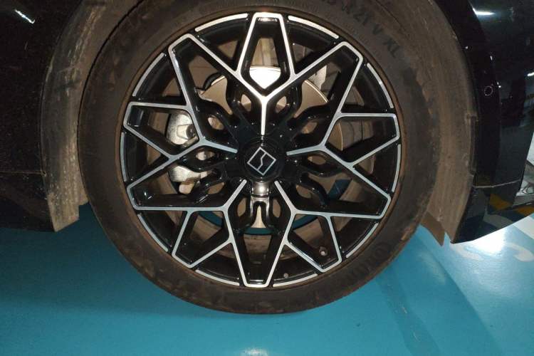Used Zeekr 001 2025 WE Edition 95 kWh All-Wheel Drive Right Front Wheel Hub