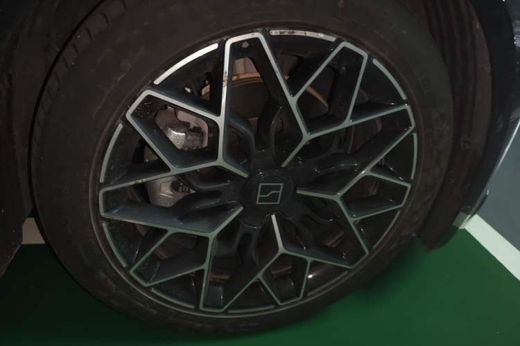 Used Zeekr 001 2025 WE Edition 95 kWh All-Wheel Drive Right Front Wheel Hub