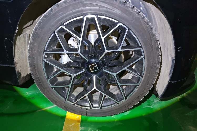 Used Zeekr 001 2025 WE Edition 95 kWh All-Wheel Drive Right Front Wheel Hub