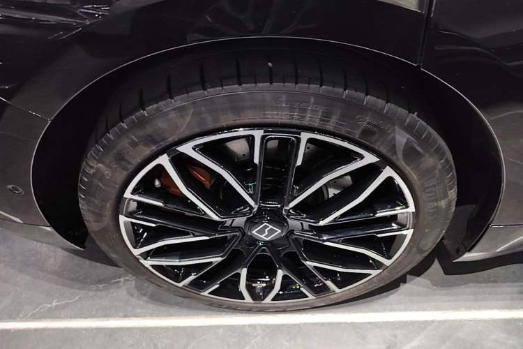 Used Zeekr 001 2025 YOU Edition 100 kWh All-Wheel Drive Right Rear Wheel Hub