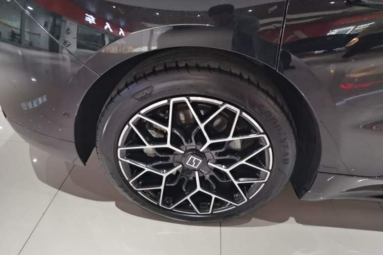 Used Zeekr 001 2025 WE Edition 95 kWh All-Wheel Drive Right Rear Wheel Hub