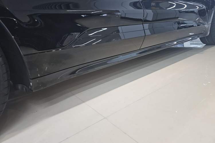Used Zeekr 001 2025 WE Edition 95 kWh All-Wheel Drive Right Side Sill