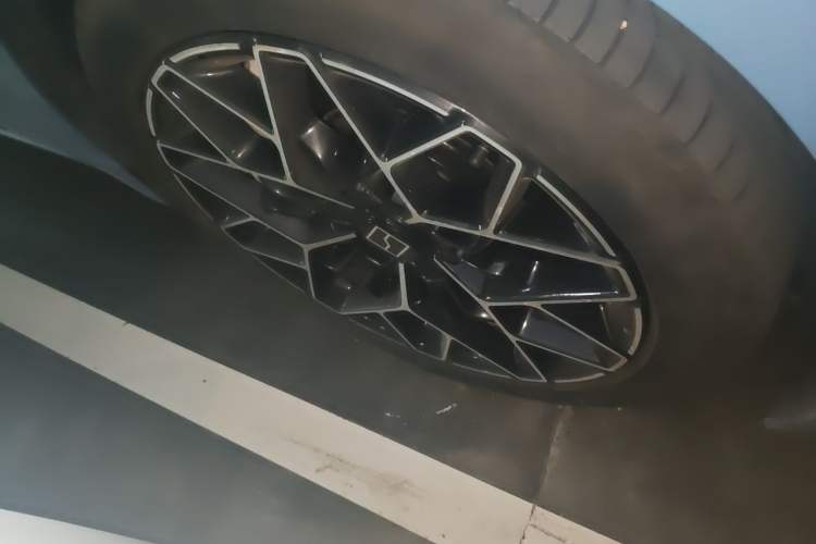 Used Zeekr 001 2025 YOU Edition 100 kWh All-Wheel Drive Right Front Wheel Hub
