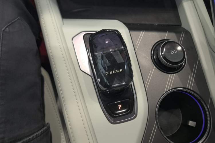 Used Zeekr 001 2025 WE Edition 100 kWh Rear-Wheel Drive Gear Lever