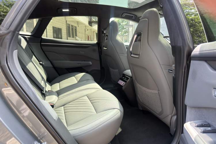 Used Zeekr 001 2025 YOU Edition 100 kWh All-Wheel Drive Interior 4