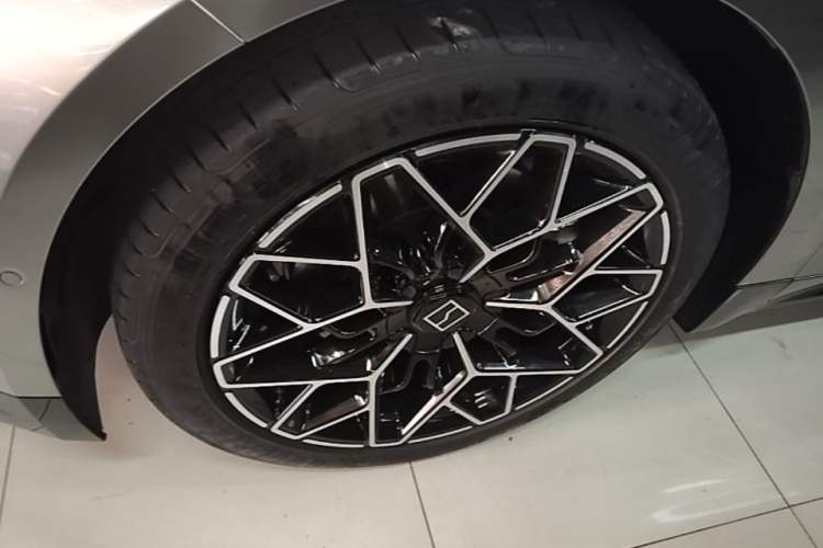Used Zeekr 001 2025 WE Edition 100 kWh Rear-Wheel Drive Left Front Wheel Hub
