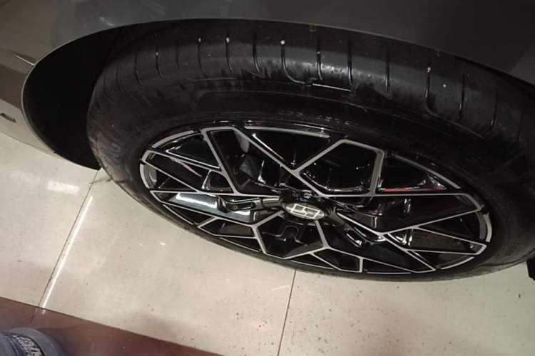 Used Zeekr 001 2025 WE Edition 100 kWh Rear-Wheel Drive Right Rear Wheel Hub