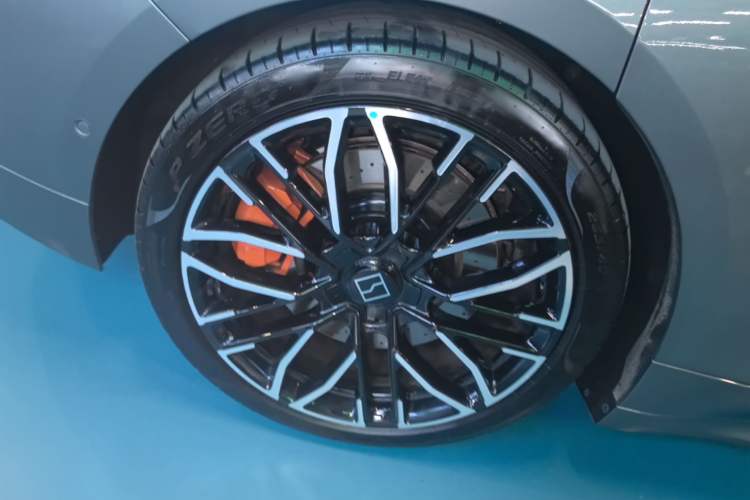 Used Zeekr 001 2025 YOU Edition 100 kWh All-Wheel Drive Right Rear Wheel Hub