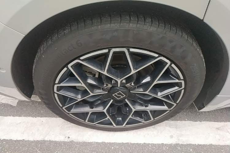 Used Zeekr 001 2025 WE Edition 95 kWh All-Wheel Drive Right Rear Wheel Hub