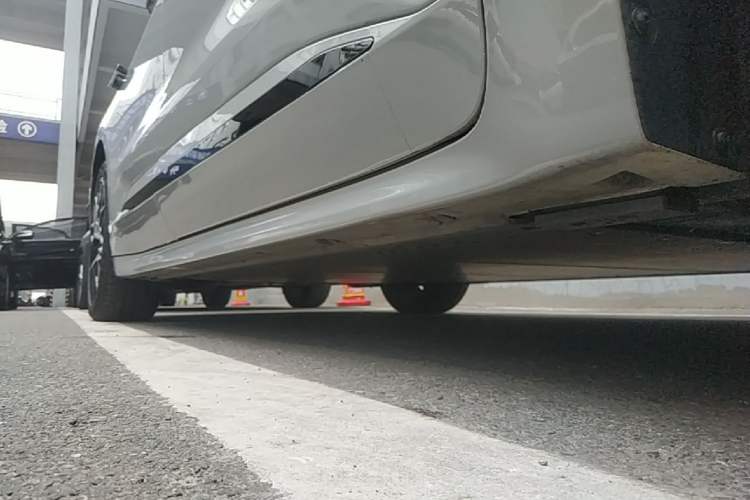 Used Zeekr 001 2025 WE Edition 95 kWh All-Wheel Drive Right Side Sill