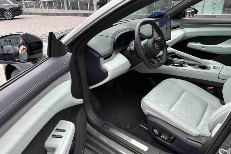Used Zeekr 001 2025 WE Edition 100 kWh Rear-Wheel Drive Interior 8