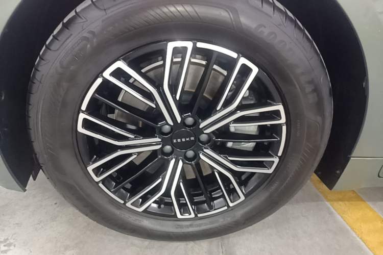 Used Zeekr 001 2025 WE Edition 100 kWh Rear-Wheel Drive Left Front Wheel Hub