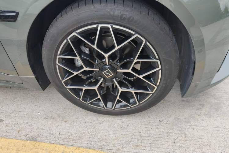 Used Zeekr 001 2025 WE Edition 100 kWh Rear-Wheel Drive Right Front Wheel Hub