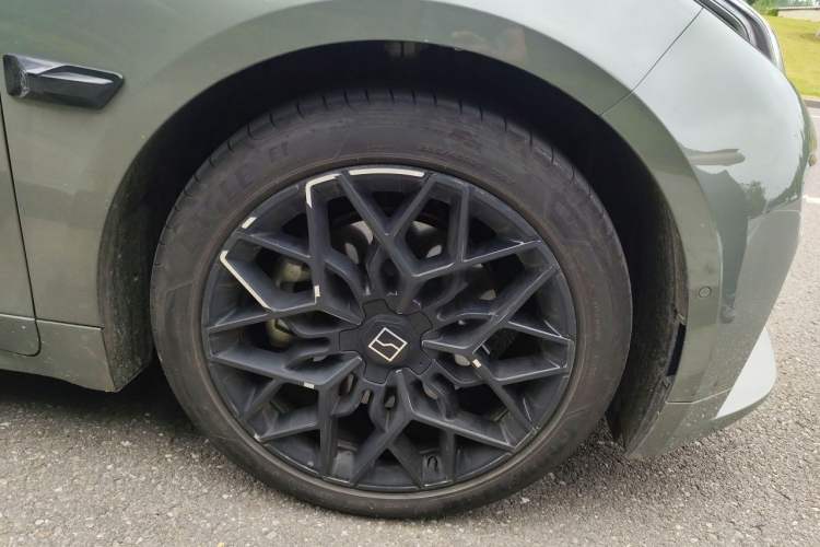 Used Zeekr 001 2025 WE Edition 95 kWh All-Wheel Drive Right Front Wheel Hub