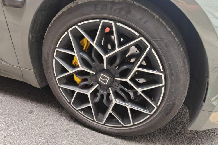 Used Zeekr 001 2025 WE Edition 95 kWh All-Wheel Drive Right Front Wheel Hub