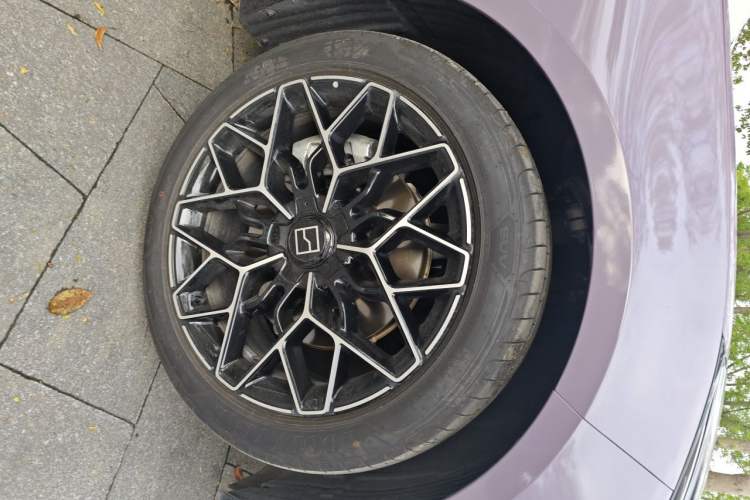 Used Zeekr 001 2025 WE Edition 95 kWh All-Wheel Drive Right Front Wheel Hub