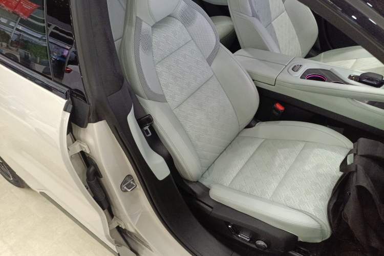 Used Zeekr 001 2025 ME Version 100 kWh All-Wheel Drive Right Front Seat