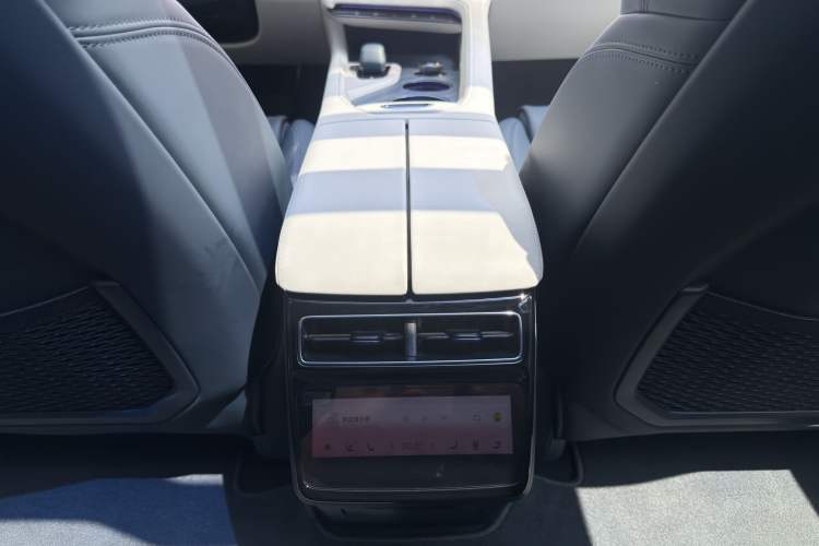 Used Zeekr 001 2025 YOU Edition 100 kWh All-Wheel Drive Interior 4